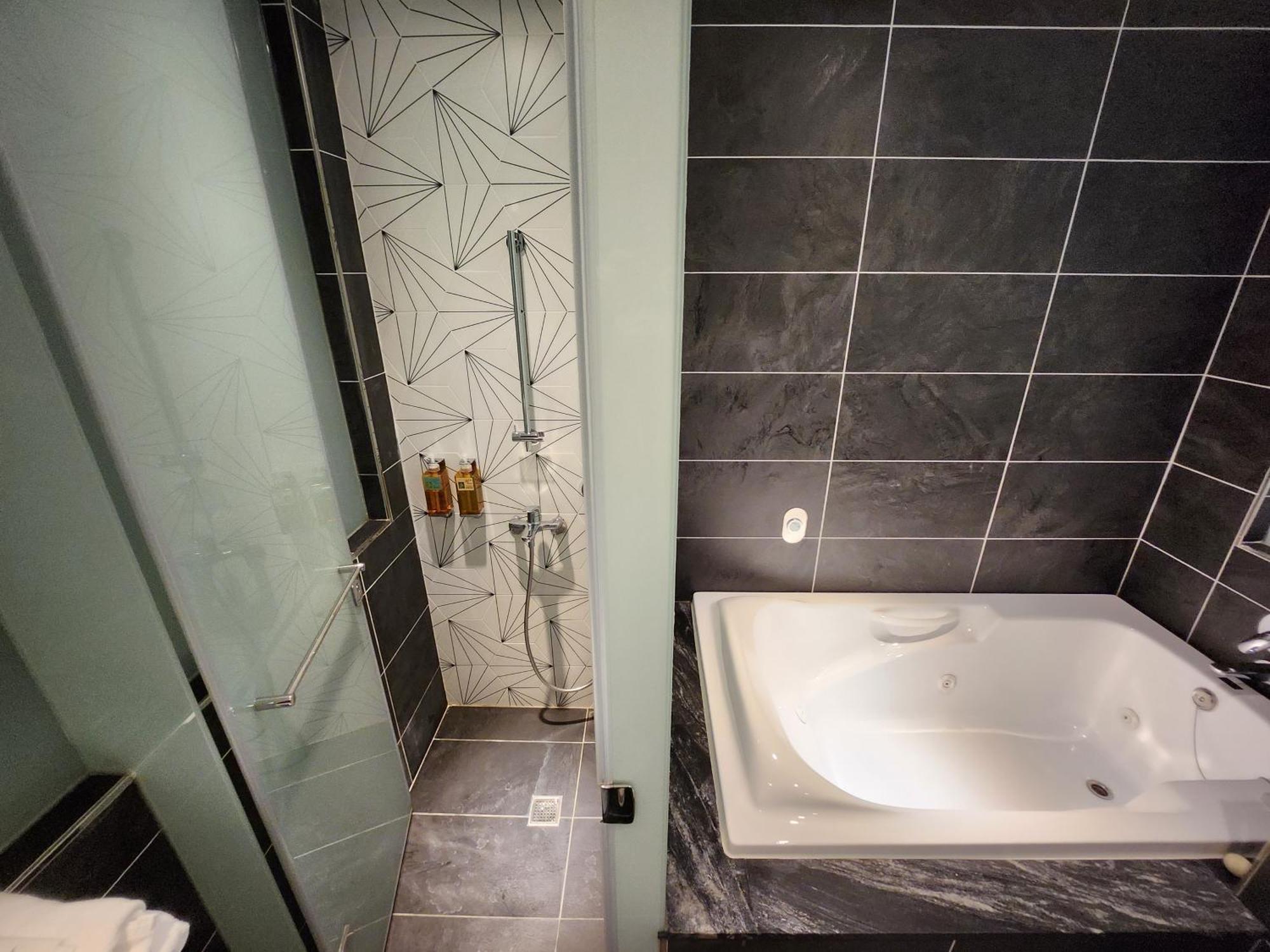 Bentley Hotel Zhongli Eksteriør bilde